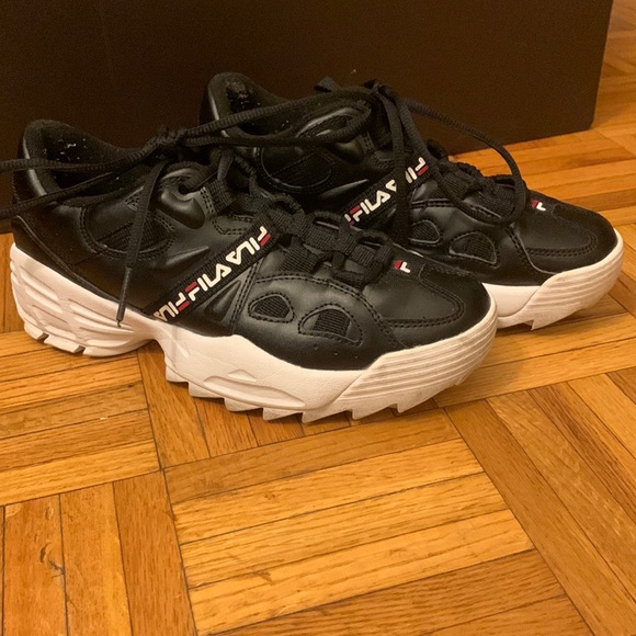 Fila Shoes - Platform Fila Sneakers. Women’s 8.5. Men’s 7. Euro 39.5